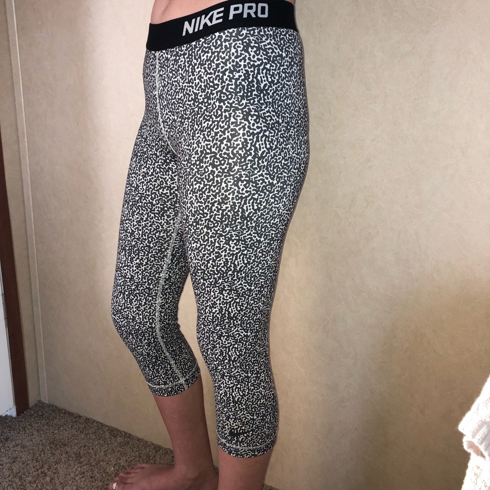 Patterned Nike Pro DriFit Capri Leggings - Picture 2 of 5